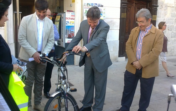El alcalde prueba una bicicleta.
