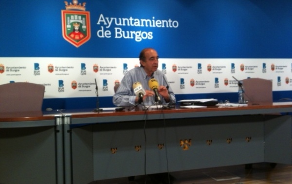 El concejal socialista Fernández Santos durante la rueda de prensa