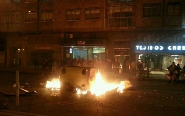 Contenedores ardiendo en la calle Vitoria