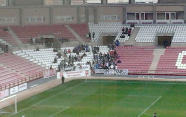 Los aficionados del Burgos desplazados a Las Gaunas se situaron en una esquina del estadio