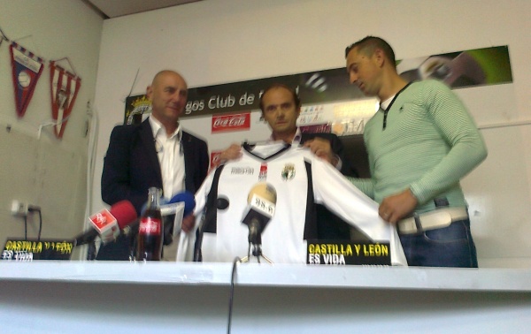 Fede Castaños, Juan Carlos Barriocanal y David Glez. con la camiseta del Burgos CF.