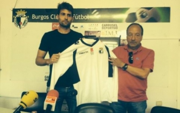 Carlos Manuel Quesada, defensa del Burgos CF con su nueva camiseta. Fuente: Burgos CF