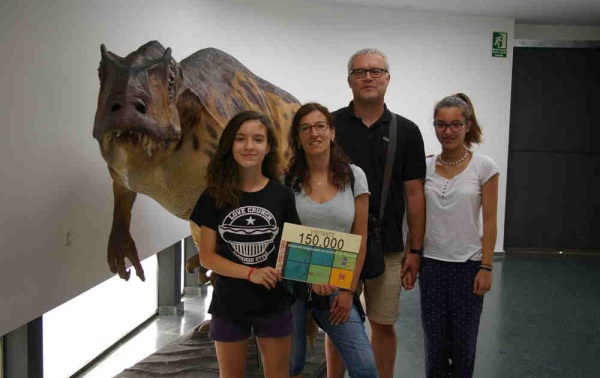 Milena de 12 años es la visitante 150.000 del Museo de los Dinosaurios