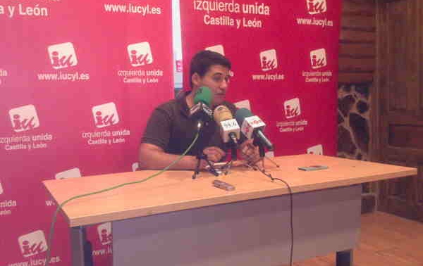 Raúl Salinero compareció en la sede de IU.