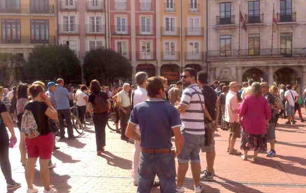 Al menos un centenar de personas se concentraron en la Plaza Mayor. 