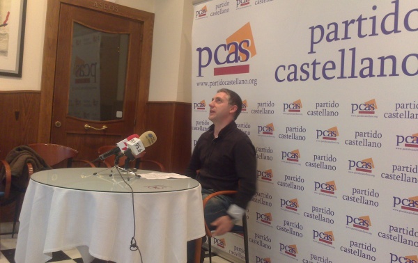Domingo Hernández, portavoz de PCAS-Burgos, compareció ante los medios. 