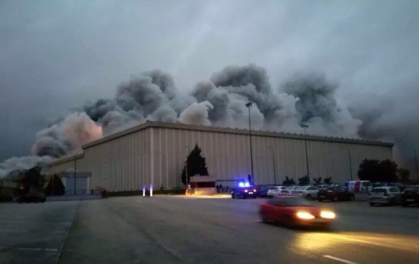 La fábrica de Campofrío ha quedado destruída por el fuego.