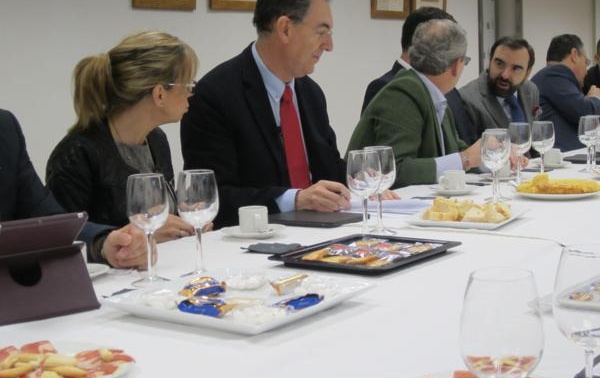 El presidente de FAE, Miguel Ángel Benavente durante el desayuno informativo