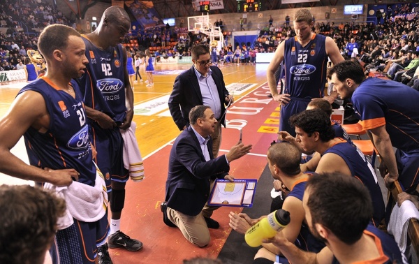 El técnico burgalés Andreu Casadevall da instrucciones a sus jugadores. Foto. María González.