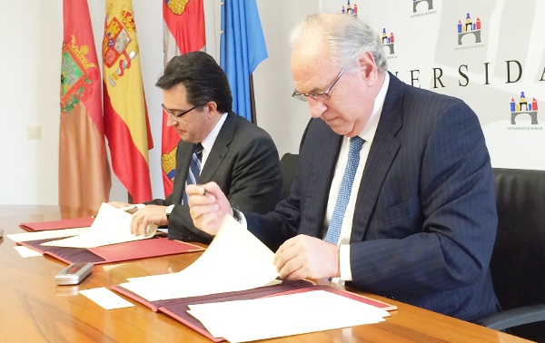Pedro Ballvé (primer plano) firma el convenio con el rector de la Universidad de Burgos (fondo).