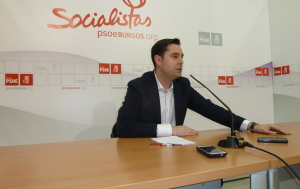 Daniel de la Rosa compareció en la sede del PSOE. 