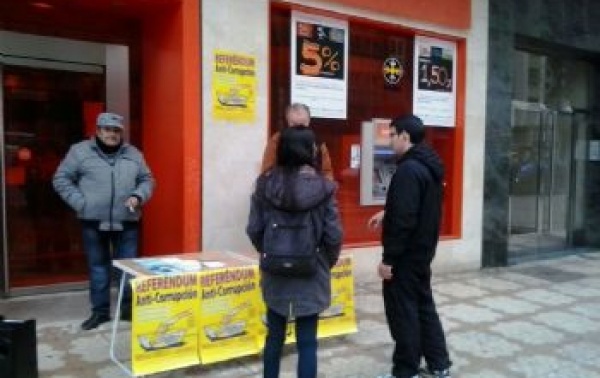 Una de las mesas en las calles de Burgos sobre el referéndum contra la corrupción. Foto. PCAS