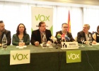 Los cinco primeros nombres de las listas de VOX junto a su presidente (centro)