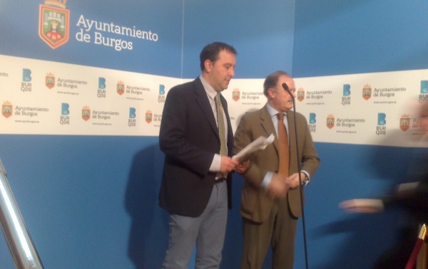 Tras la firma del acuerdo comparecieron el concejal de Festejos y el director de Ventas de Iberia.