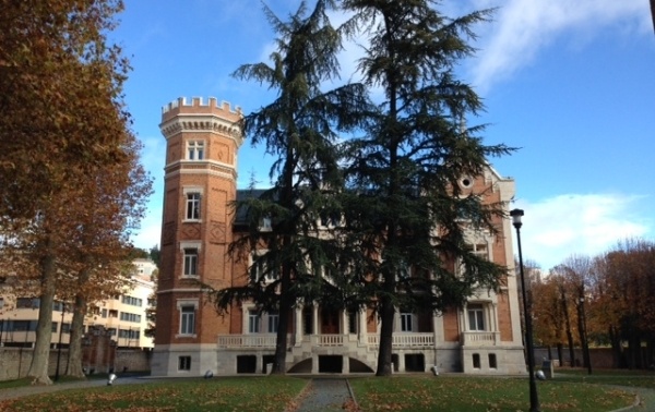 El Instituto Castellano y Leonés de la Lengua está situado en el Palacio de la Isla. 