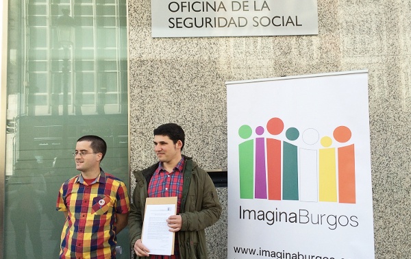 Raúl Salinero y Héctor García han entregado el documento en las oficinas de la Seguridad Social