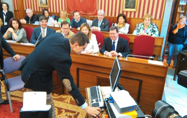 El vicealcalde de Burgos, Ángel Ibáñez, ha sido el encargado de activar el programa informático.