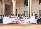 La Asamblea de Jardineros Temporales de Burgos se ha concentrado frente al Ayuntamiento
