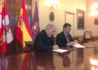Arzobispo y presidente de la Diputación firman el convenio.