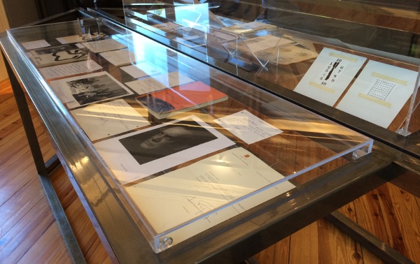 La exposición reúne numerosos documentos de Artesa y sus colaboradores