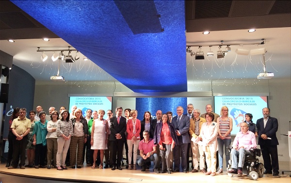 Los representantes de las asociaciones han firmado el convenio con Cajacírculo e Ibercaja