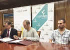 Los representantes de Caja Rural y Ábrego en el momento de la firma del acuerdo