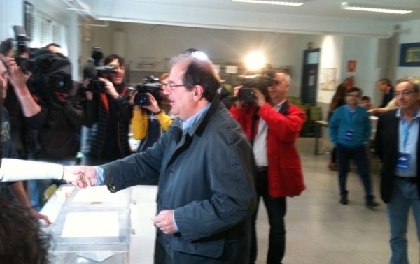 Juan Vicente Herrera ejerciendo su derecho al voto el pasado 24 de mayo. 