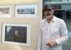 Enrique Trunchelo, artista mirandés, junto a su fotografía