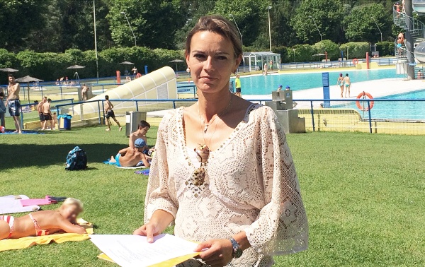 Lorena de la Fuente, concejal de Deportes, en las piscinas de El Plantío