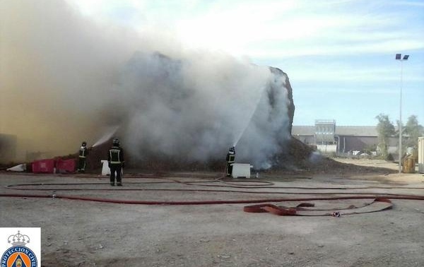 El incendio de Kronospan se encuentra controlado. Foto. Protección Civil.