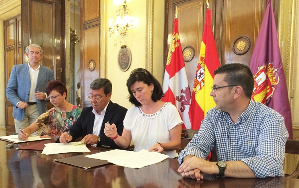 Las representantes de FAPA y La Rueda han firmado el convenio con la Diptuación