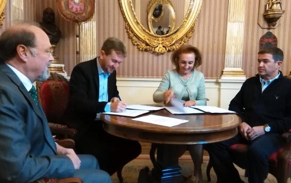 El alcalde de Burgos ha firmado con ADIF la cesión de la parcela de Correos.